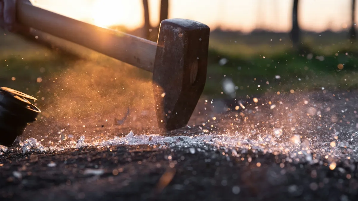 スレッジハンマーが地面を叩き割る