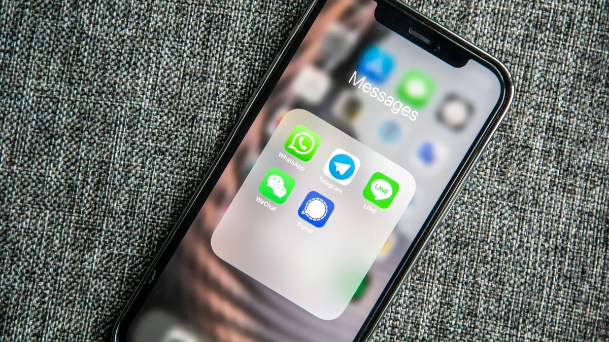 iPhoneの画面に表示されたWhatsApp、Telegram、LINE、WeChat、Signalのアイコン